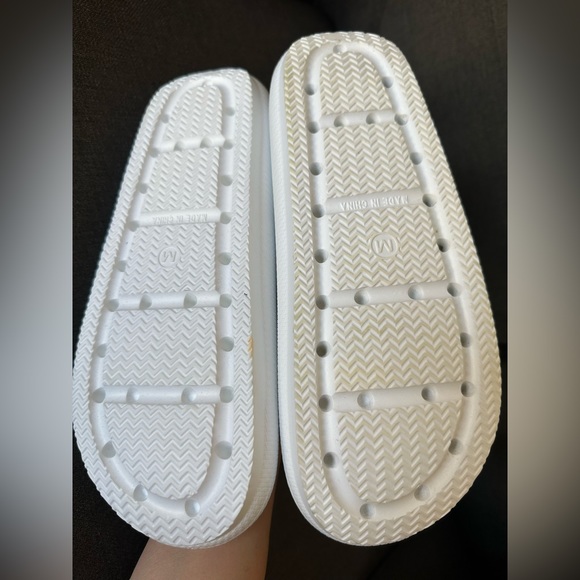 32 Degrees Cool White Sandals size Women’s 7.5/8.5 Men’s 5.5/6.5 - Picture 3 of 4